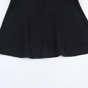 Detailansicht des flach genähten Saums an einem schwarzen weichen Strickkleid für Damen