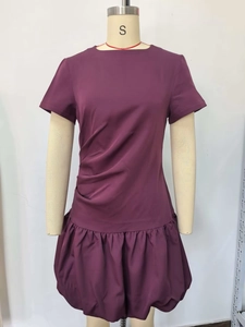 Détail de la robe bulle violette avec plis latéraux et tissu synthétique lisse