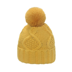 Gelbe Strickmütze mit Bommel und Zopfmuster für wohlige Wärme im Winter
