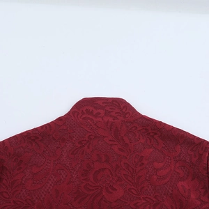 Primer plano de encaje floral rojo que muestra intrincados patrones y detalles del cuello