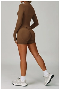 Vue arrière d'un ensemble de yoga marron avec short taille haute et couture fessier en cœur
