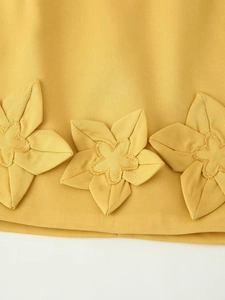 Vue macro détaillée de la texture du tissu sergé jaune et des décors floraux en 3D