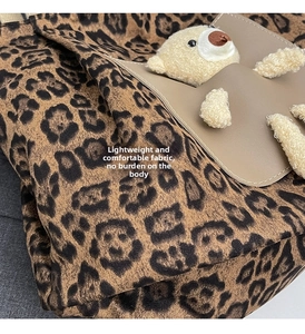 Nahaufnahme der Canvas-Tasche mit Leopardenmuster und süßem 3D-Plüschbären auf der Tasche
