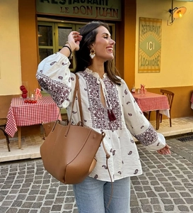 Detailansicht der ethnischen Paisley-Stickerei auf einem weißen V-Ausschnitt Langarmhemd