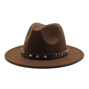 Dettaglio di un cappello fedora marrone con borchie dorate su nastro in pelle