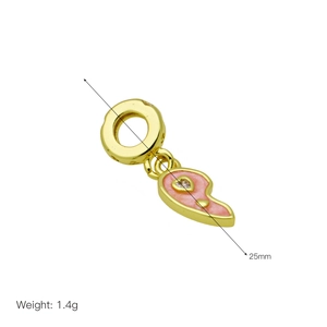 Détail du charm cœur en émail rose avec 25 mm de longueur et 1,4 g de spécifications