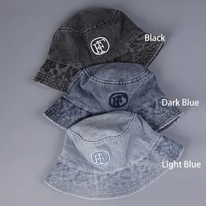 Bob en jean délavé avec broderie FF en noir, bleu foncé et bleu clair pour adultes