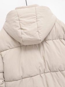 Detailansicht der beigen Kapuzen-Steppjacke mit Rückensteppung und Kapuzenstruktur