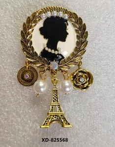 Λεπτομερής λήψη vintage καρφίτσας cameo, χρυσό φινίρισμα, πέρλες και διακοσμητικά μενταγιόν.