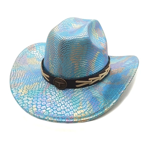 Chapeau de cowboy bleu holographique motif serpent avec bandeau et emblème de taureau