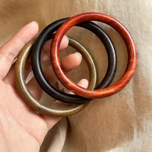 Ensemble de trois bracelets ronds en bois en olive, noir et texture de tigre