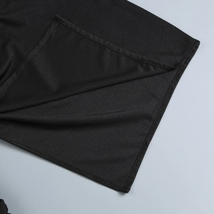 Dettaglio macro del tessuto a maglia nero con cuciture doppie professionali sul bordo