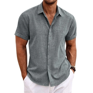 Gros plan d'une chemise en lin grise à manches courtes montrant le tissu et le col