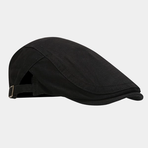 Vue latérale détaillée d'une casquette plate noire classique avec boucle en métal