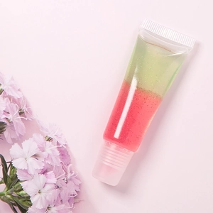 Primer plano del brillo de labios con purpurina en dos capas rosa y amarillo-verde