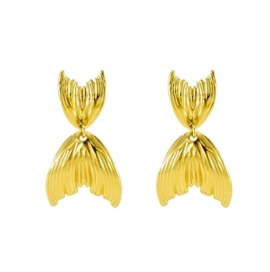 Gros plan sur des boucles d'oreilles queue de poisson dorées avec texture bionique 18K