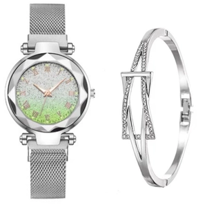 Dettaglio dell'orologio in maglia argento con quadrante verde e bracciale geometrico