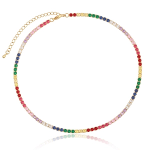 Collier tennis en zircone colorée dorée avec pierres arc-en-ciel sur fond blanc