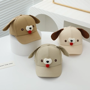 Détail de casquettes de baseball pour enfants avec oreilles de chien et broderie coeur