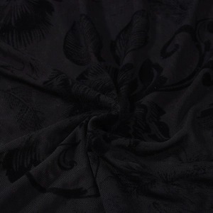 Dettaglio del tessuto in rete jacquard nero con ricami floreali e trama in pizzo