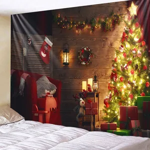 Detail van een kerstwandkleed met boom, cadeaus en gezellige feestdecoratie aan de muur