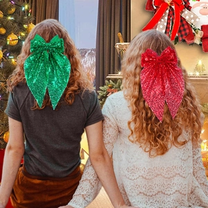 Femmes portant des nœuds à paillettes verts et rouges dans un décor de Noël