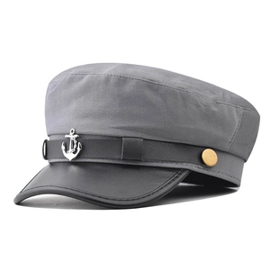 Berretto militare in tessuto grigio con visiera in pelle nera e logo ancora d'argento