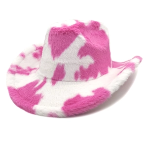 Dettaglio cappello da cowboy peluche con stampa mucca rosa e bianca in finta pelliccia