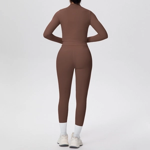 Vista posteriore della giacca marrone a maniche lunghe e pantaloni yoga coordinati