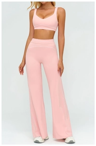 Détail de l'ensemble de yoga rose avec haut à col en U et pantalon large à taille haute