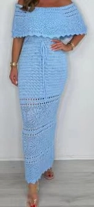 Dettaglio dell'abito in maglia crochet azzurro con scollo a barchetta e coulisse in vita