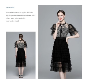 Détails de la jupe en tulle à plusieurs niveaux et de la dentelle florale sur la robe noire