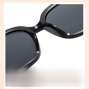 Détail des lunettes de soleil enfant montrant les plaquettes de nez intégrées pour confort