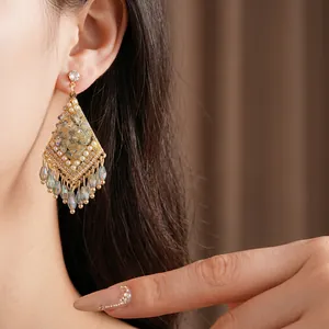 Eleganti orecchini romboidali con diamanti, perle e nappe per un look vintage