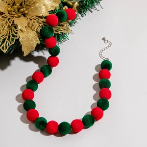 Détail du collier de Noël à pompons rouges et verts avec fermoir en métal argenté