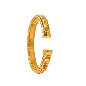 Détail du bracelet jonc doré en forme de C avec anneaux en spirale et embouts lisses