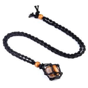 Collana a rete tessuta a mano con pendente occhio di tigre e perline di legno su fondo bianco