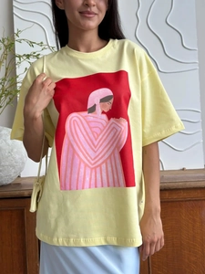 Απαλό κίτρινο βαμβακερό T-shirt με αφηρημένο γυναικείο πορτρέτο σε ζεστό εσωτερικό