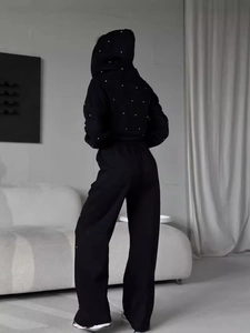 Damen Sportset mit Kapuzenpullover und Hose aus schwarzem Stoff mit Strasssteinen