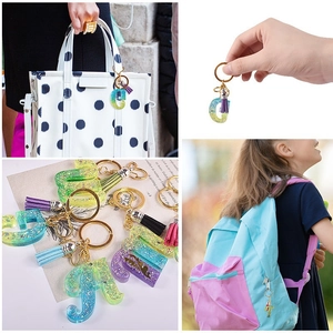Porte-clés alphabet en résine avec feuilles d'or, paillettes et pompons colorés