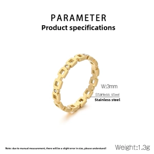 Detailansicht eines 3mm breiten geometrischen Goldrings aus Edelstahl mit Zirkonia