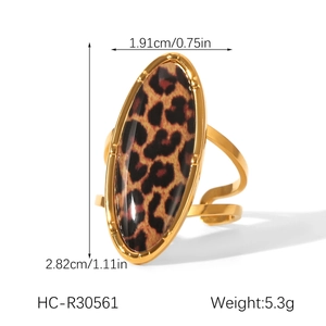 Macro view of leopard print stainless steel ring showing size dimensions and weight detail