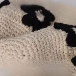 Vue détaillée de l'artisanat du chapeau cloche au crochet avec fleurs noires en relief
