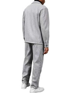Vue arrière d'un costume en laine mélangée gris clair avec veste à revers et pantalon