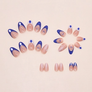 Détails de faux ongles français bleus foncés avec fleurs perlées et dégradé pailleté