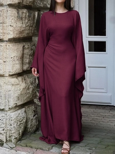 Détail de robe longue bordeaux élégante avec texture plissée et manches chauve-souris