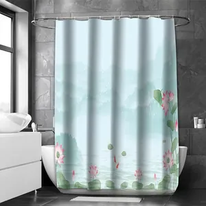 Detail der wasserdichten Lotus- und Bergmuster auf einem Polyester-Duschvorhang im Bad