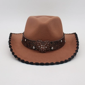 Dettaglio cappello da cowboy con fibbia a cuore vintage e nastro con strass