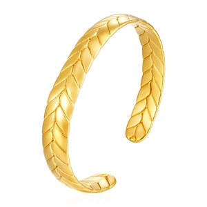 Détail du bracelet réglable en acier inoxydable plaqué or 18K avec motif épi de blé