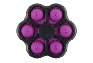 Dettaglio macro del fidget spinner nero con sei bolle di silicone viola numerate